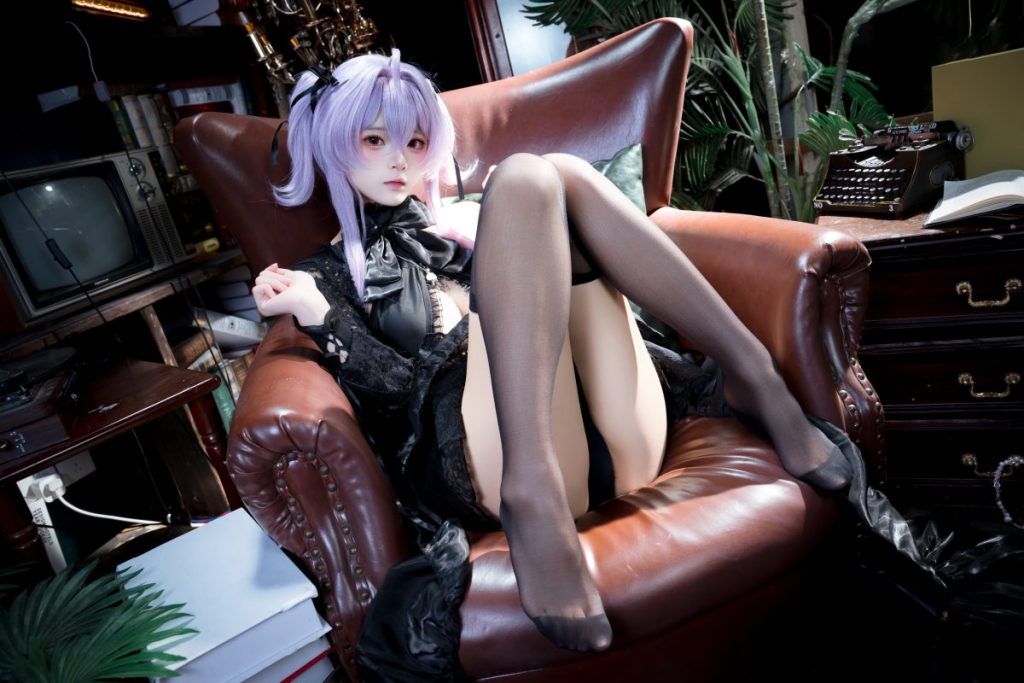 黑纱藏尽软萌！九柒喵：碧蓝航线水母哥特私设 COS 解锁藏书秘境